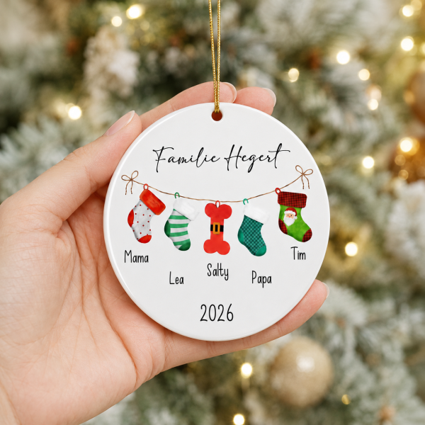 Personalisierter Weihnachtsanhänger Familie mit Hund oder Katze – Namen auf Weihnachtssocken